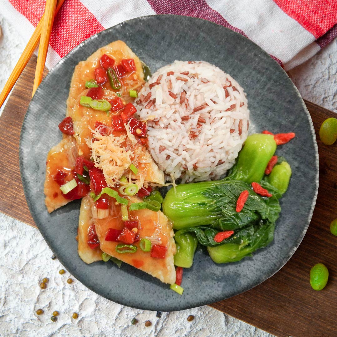 Hunan Chilli Fish Fillet w/ Dried Conpoy, Seasonal Vegetables And Mix Grains