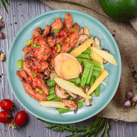 三杯雞配什椒、炒蔬菜和滷蛋