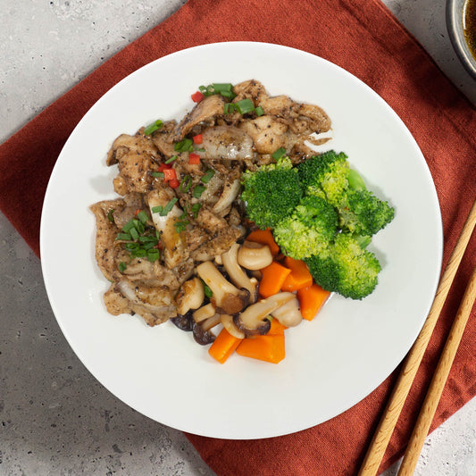 黑椒雞肉配洋葱和時令蔬菜