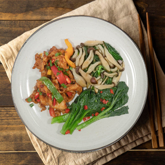 蕃茄蒜頭炒雞肉配時令蔬菜