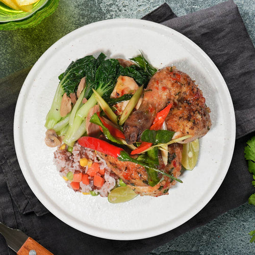 泰式烤春雞配亞洲蔬菜和健康雜穀炒飯