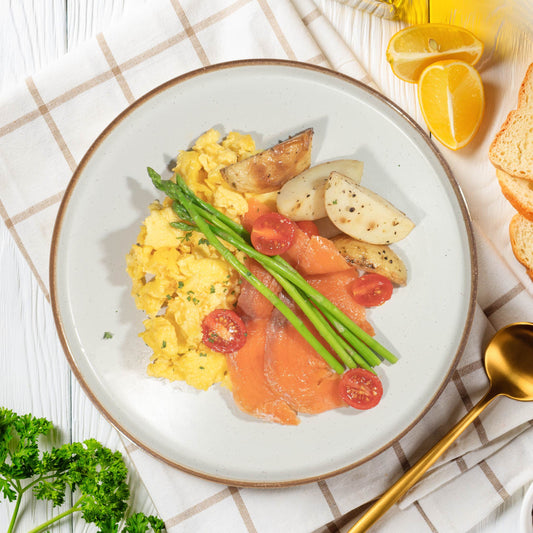 炒蛋配蘆筍、櫻桃番茄、煙三文魚和小馬鈴薯
