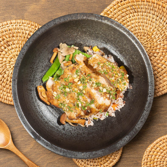 蜜糖蒜香豬里脊配亞洲蔬菜和什錦飯