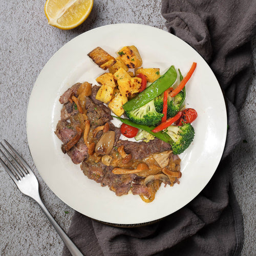烤肋眼牛排配炒蔬菜、焗甜薯和蘑菇汁
