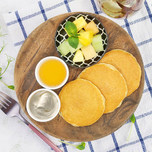 藜麥煎餅配楓葉糖漿、香草忌廉及水果沙拉