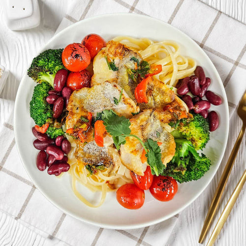 烤鯛魚柳配健康蔬菜、義大利麵和西班牙辣醬