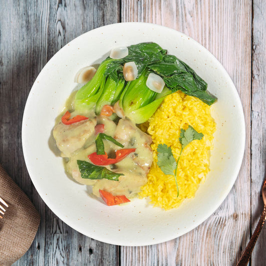 低脂泰式綠咖哩雞肉配亞洲蔬菜和椰子薑黃飯