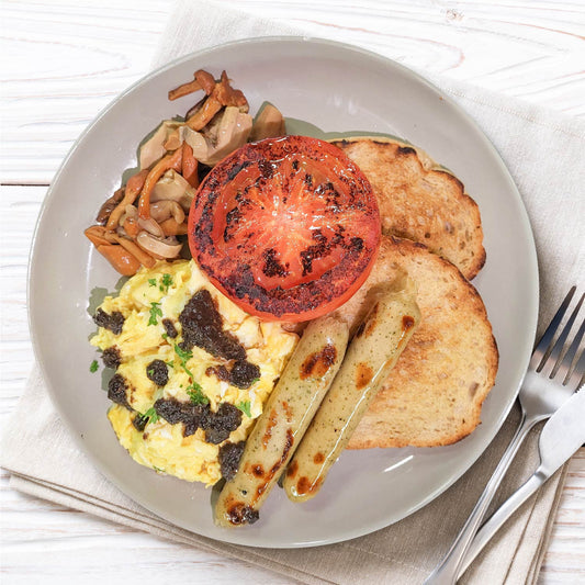 炒蛋配松露、雞肉香腸、烤蕃茄、混合蘑菇和小麥麵包