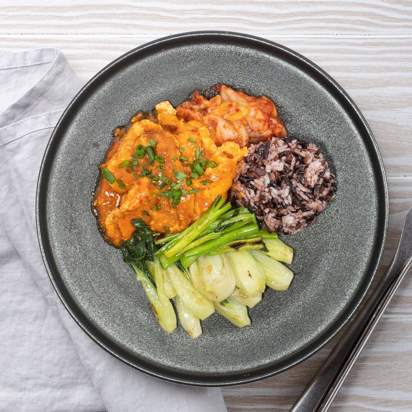 炒泡菜配瘦豬里脊肉、炒蔬菜和紫雜飯