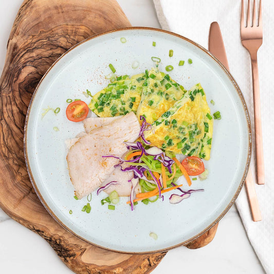 中式韭菜煎蛋卷配火腿和健康蔬菜麵條