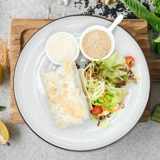 健康凱撒早餐包配蕃茄藜麥沙拉和低脂牧場沙拉醬