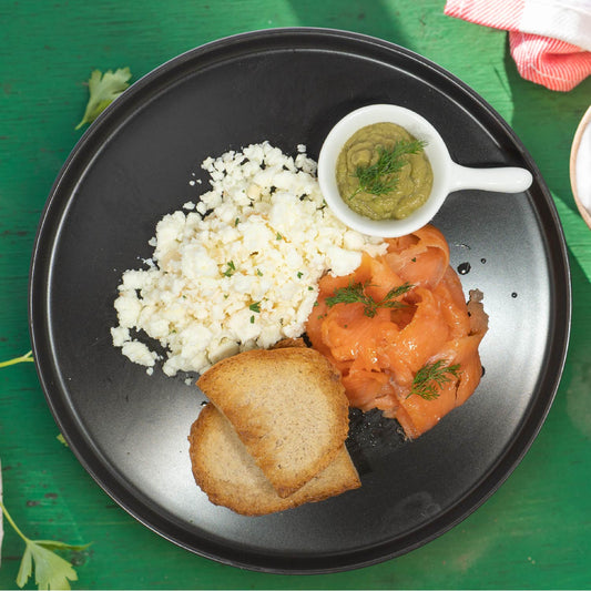 蛋白配煙燻三文魚、鱷梨醬和小麥麵包