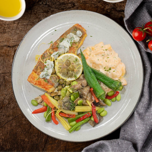 健康檸檬辣椒烤肺魚配菜和通心粉沙拉