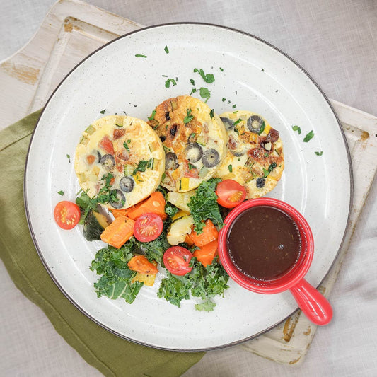 不含牛奶的培根蛋蛋餅配羽衣甘藍沙拉