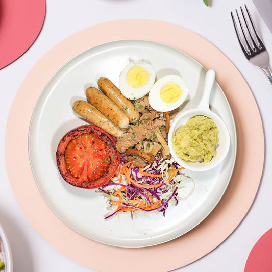 水煮蛋配雞肉香腸、烤蕃茄、蘑菇和瓜果醬