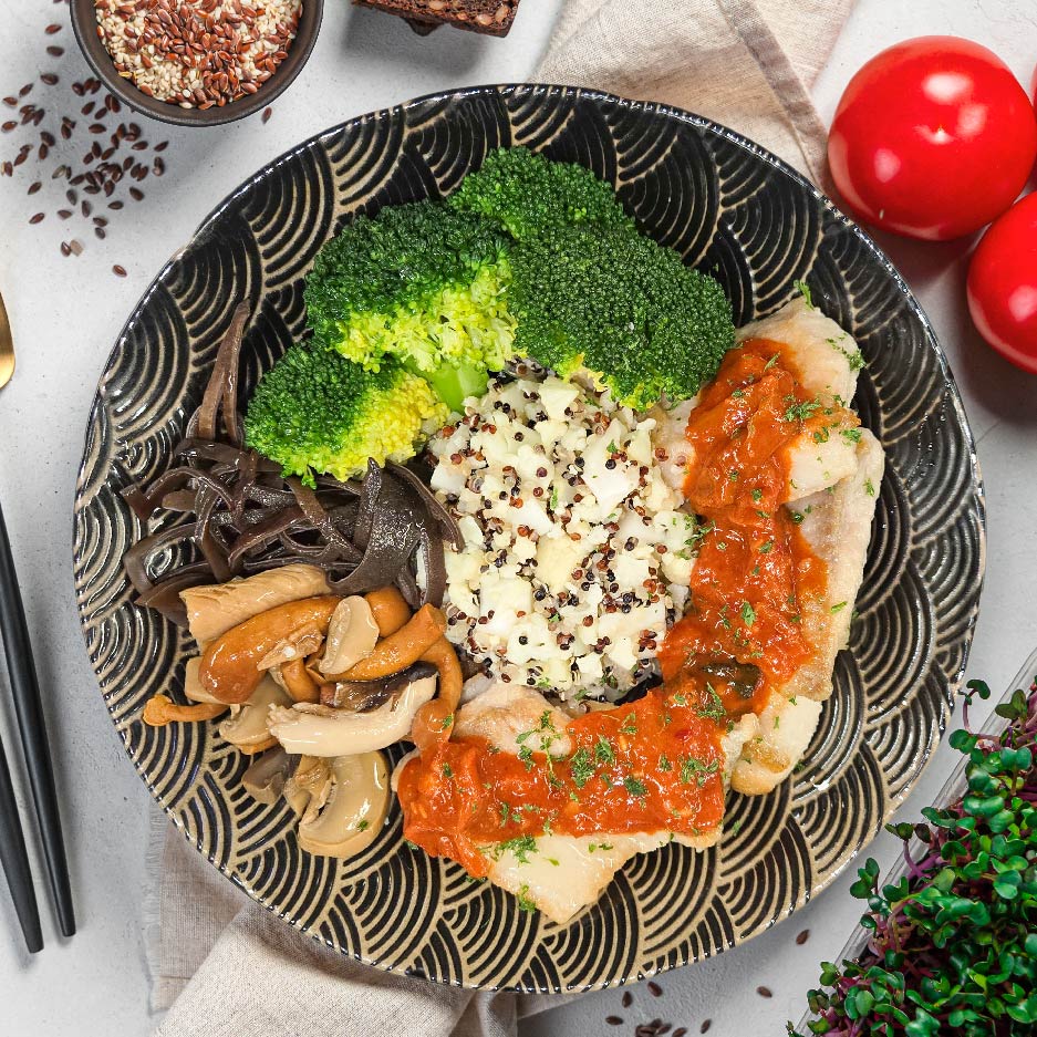 鯛魚拌飯配蔬菜和花椰菜飯