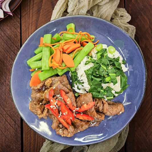 C.上海蒜香牛肉配蒸蔬菜和蔬菜飯
