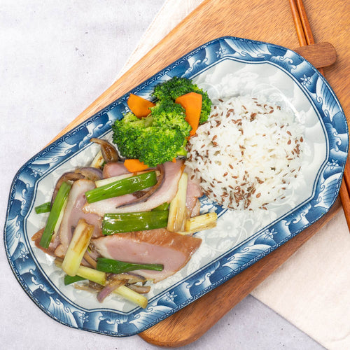 蔥炒鴨胸肉、時令蔬菜和藜麥飯