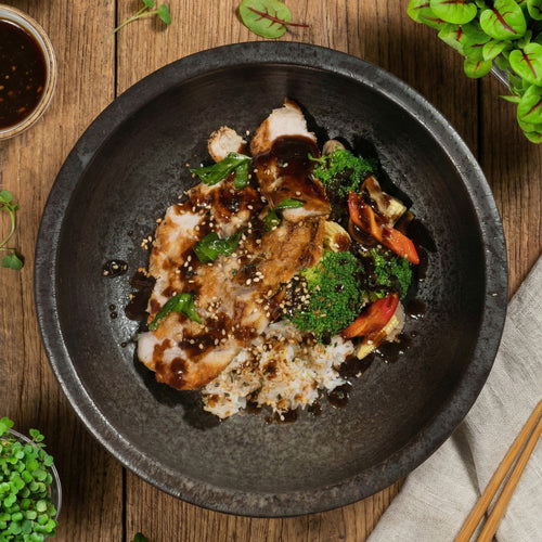 日式瘦肉豬排配炒蔬菜、薑醃菜、芝麻飯