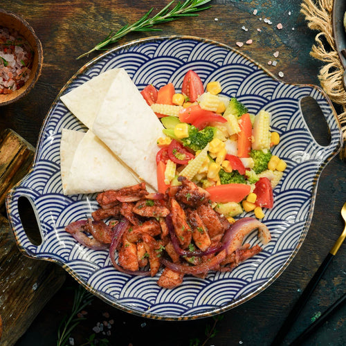 墨西哥雞肉 Fajita 配玉米沙拉、蕃茄莎莎醬和玉米餅