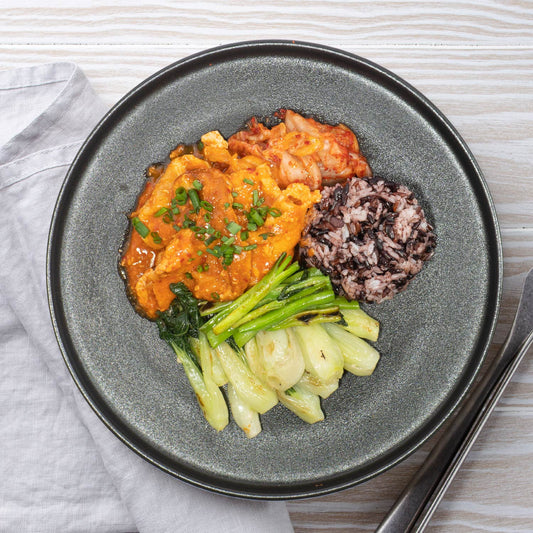 炒泡菜配瘦豬里脊肉、炒蔬菜和紫雜飯