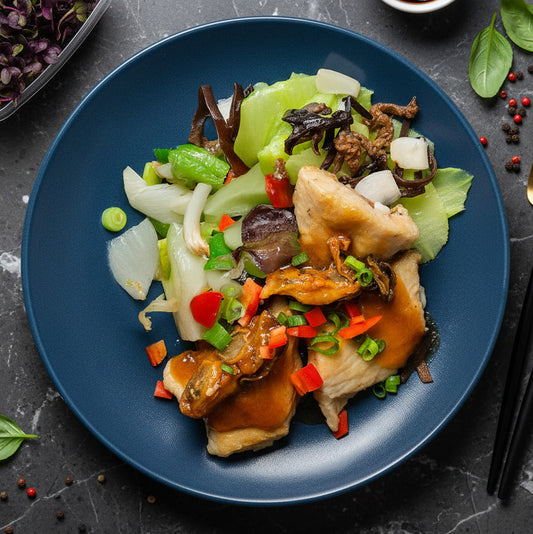 紅燒魚配蘑菇和時蔬